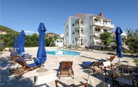 Barbat na Rabu, apartmanska kuća drugi red do mora