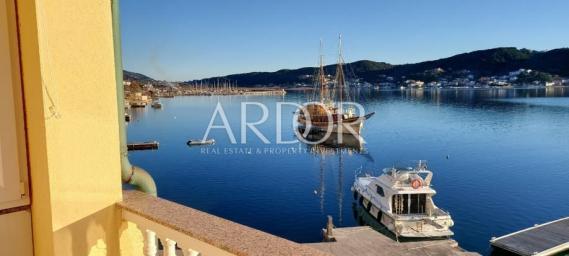 Rab, prostrani apartman prvi red do mora