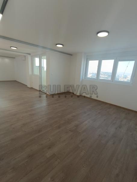 Izdaje se poslovni prostor 229m2 u strogom centru grada