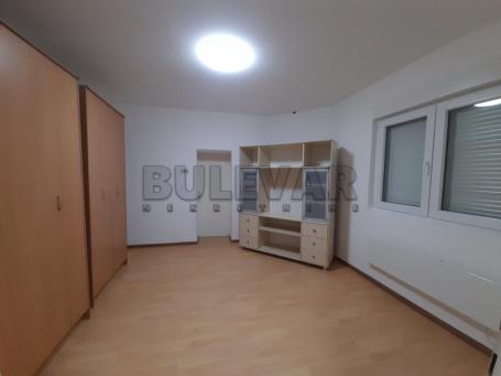 Izdaje se kuća za poslovni ili stambeni prostor, centar, 50m2