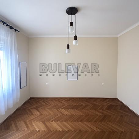 Izdaje se poslovni prostor u centru, 100m2