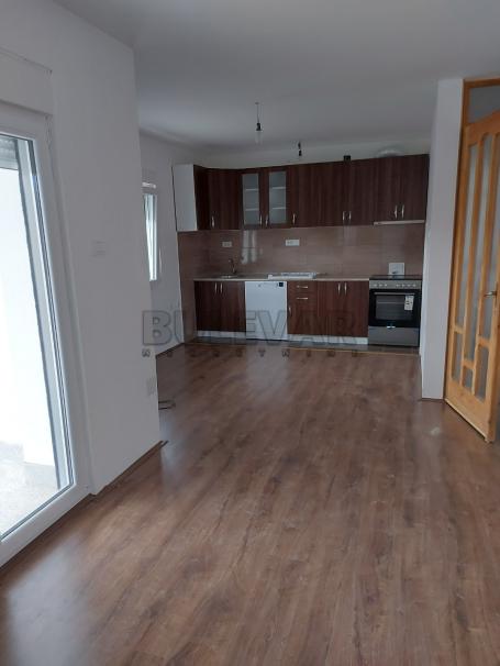 Izdaje se odličan stan u kući u Brzom Brodu, 117m2