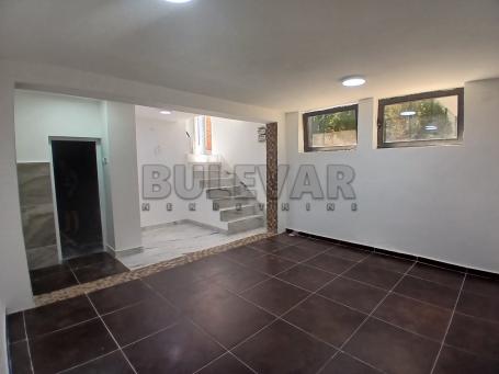 Izdaje se renoviran poslovni prostor u centru grada, 30m2