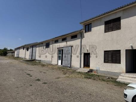 Izdaje se poslovni prostor u Merošini, 713m2, plac 2.273 m2