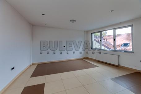 Izdaje se poslovni prostor u strogom centru grada 45m2