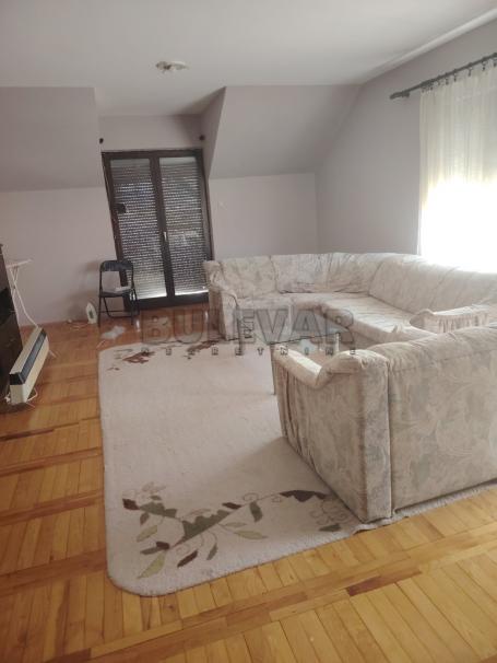 Izdaje se odličan duplex stan, kod Crvenog Pevca, 150m2