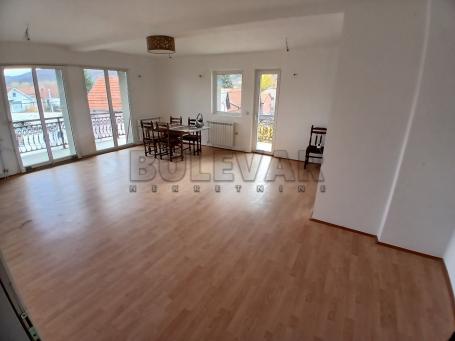 Izdaje se stan u Niškoj Banji, Devizno naselje, 152m2, grejanje na struju