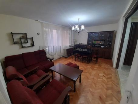 Izdaje se jedoiposoban stan u centru, prizemlje, grejanje na struju, 45m2