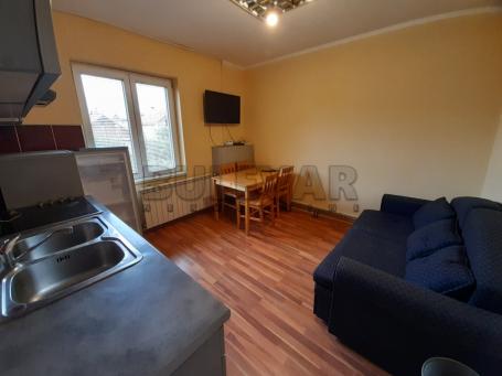Izdaje se stan u kući u Donjoj Vrežini, preko puta naselja Beverli Hils, 45m2