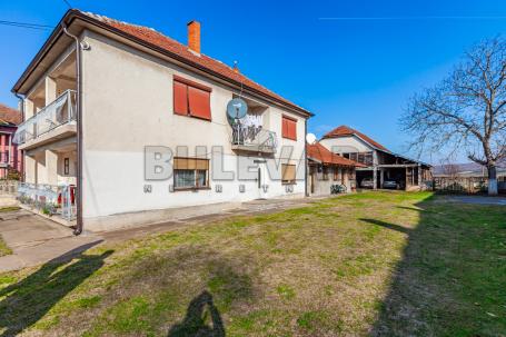 Odlično seosko domaćinstvo, kuća 220m2, 2 pomoć. objekta 300 + 100m2, plac 13.58ari, Donja Toponica