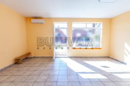 Poslovni  prostor -  ulični  lokal, centar  Novog  sela, 77 m2