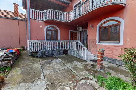 Odlična porodična kuća, 200 m2