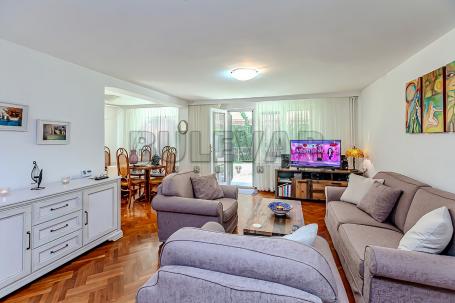 Kuća sa 3 stambene jedinice i 2 garaže, parcela 484m²