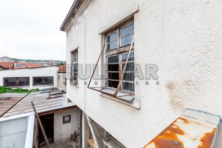 Stambeno - poslovna  zgrada  za  adaptaciju, centar, plac 490 m2, pod objektom  438 m2