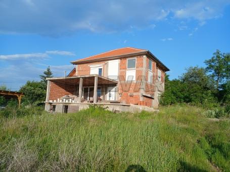 Odlična porodična kuća u izgradnji, 230m2, Po+vp+1, plac 832m2, na putu za Donje Vlase