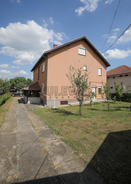 Šumarice, Kragujevac - ozakonjena kuća 292 m2 i pomoćni objekat 42 m2, na placu 783 m2