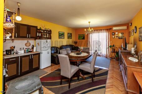 Kuća  u  nizu, nas. B. Bjegović, 300 m2, na  placu  od  209 m2