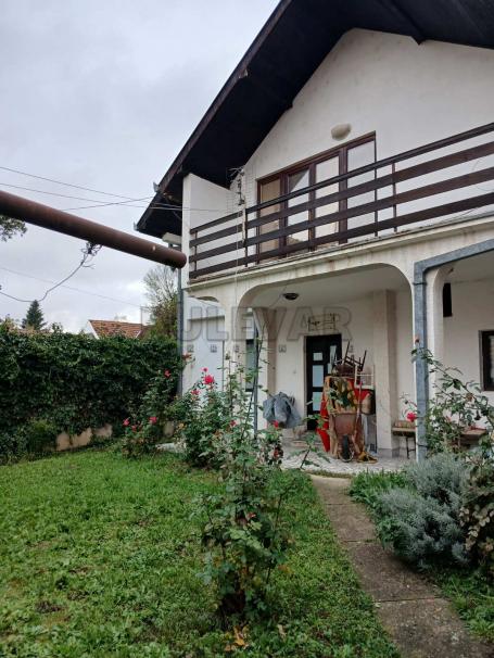 Na prodaju dve kuće u jednom dvorištu - Šest Topola