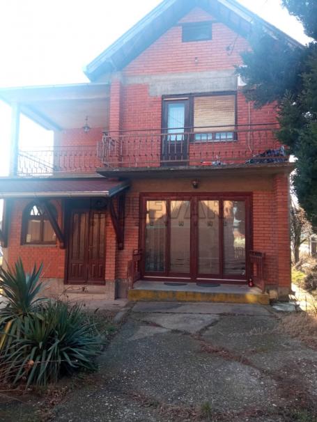 Kuća u Kragujevcu, naselje Opornica – osnova 54 m2, pomoćni objekat 61 m2, plac 512 m2