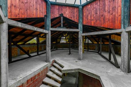 Poslovno stambeni objekat, 1200 m2 na 15 ari placa, Crveni Krst