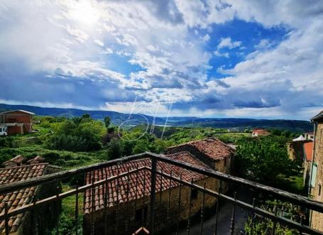 Kuća sa započetom adaptacijom s pogledom na jezero