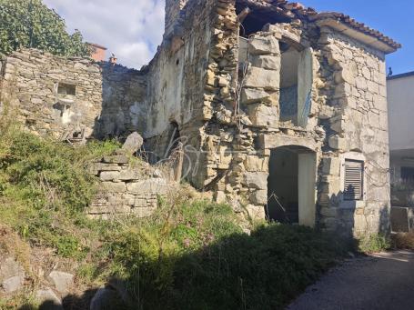 Kamena kuća za obnovu s dvorištem, iznad Buzeta