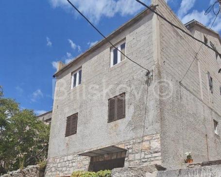 Brač, Milna,  samostojeća kuća 50 m od mora