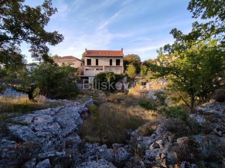 Brač, prodaja nezavršena kuća, parcela 1820 m2