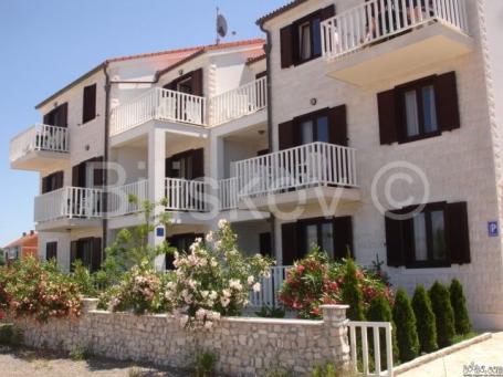 Prodaje se apartmanska kuća uz more – Mirca, otok Brač