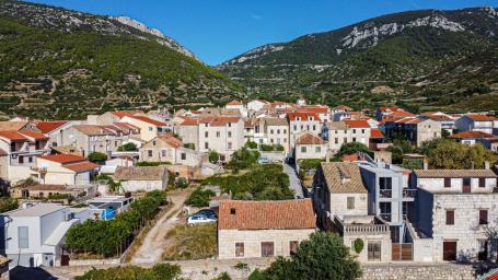 Prodaja, Mlin u centru Komiže