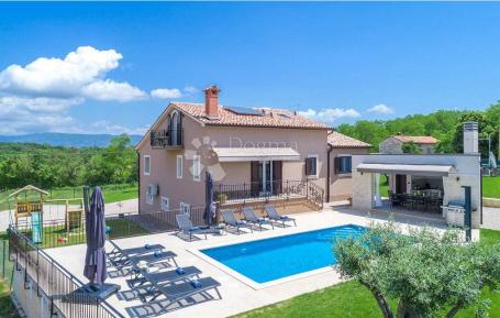 PREKRASNA VILLA SA BAZENOM, LJETNOM KUHINJOM I DJEČJIM IGRALIŠTEM! Okolica Labina