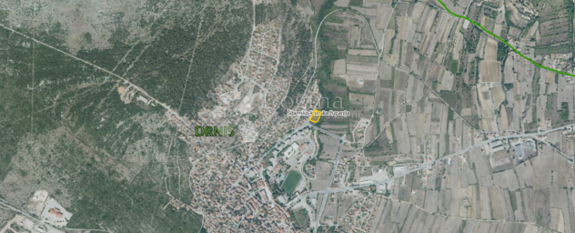 Poljoprivredno zemljište u centru Drniša