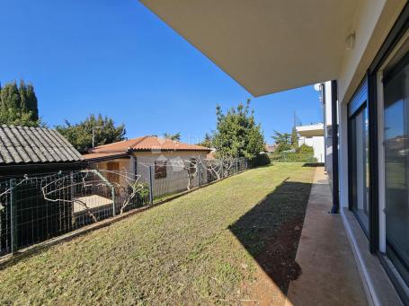 Stan 400m od mora sa garažom i vrtom