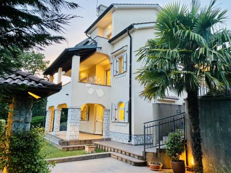 Luksuzna kuća s tri etaže i prostranom okućnicom