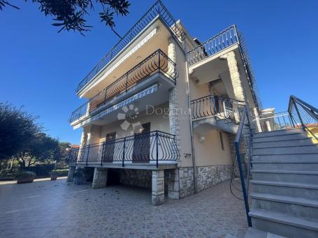 UMAG, PRVI RED, KUĆA S APARTMANIMA