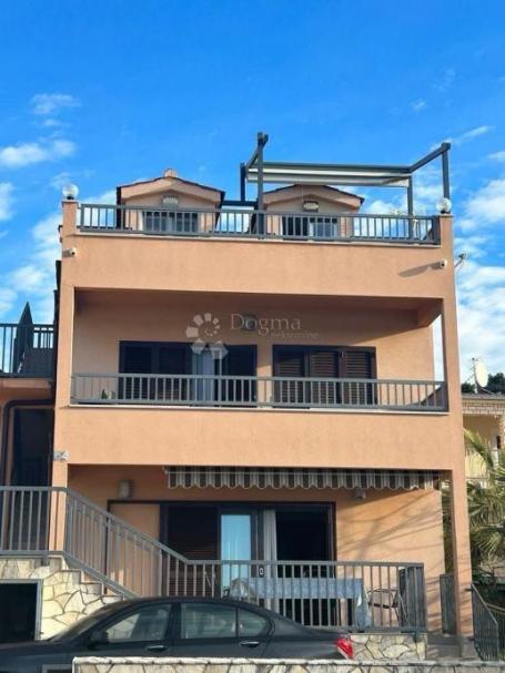 Ražanj, Apartmanska kuća prvi red do mora (3 stambene jedinice + studio apartman)