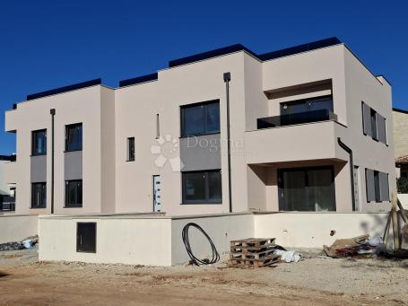 POREČ -  Prizemlje s okućnicom u blizini plaže i centra