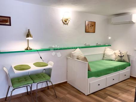 BAŠKA RENOVIRANA KAMENA KUĆA SA 2 APARTMANA