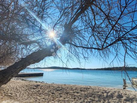 SRIMA - atraktivna  kuća u prvom redu do plaže s predivnim vrtom