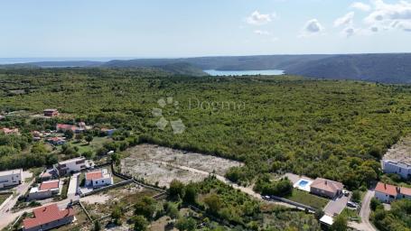 GRAĐEVINSKO ZEMLJIŠTE NADOMAK MORA! Okolica Labina