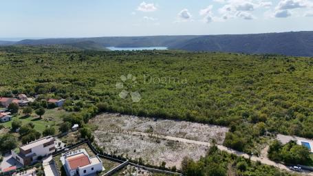 GRAĐEVINSKO ZEMLJIŠTE SA DOZVOLOM ZA MONTAŽNU KUĆU, NADOMAK MORA!