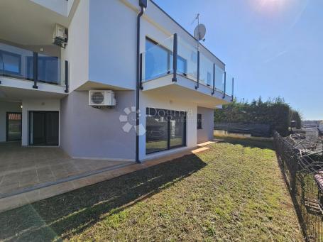 Stan 400m od mora s okućnicom i garažom