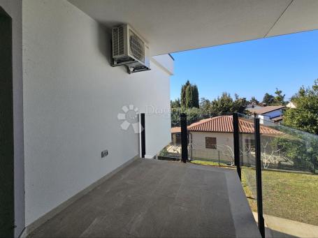  Stan 400m od mora s pogledom prema moru i garažom