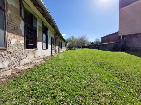 Prilika za investitore - građevinsko zemljište sa zgradama