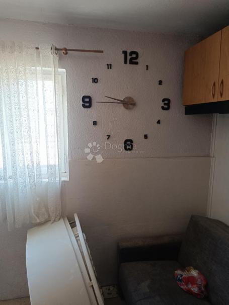 Stan u kući za renovaciju