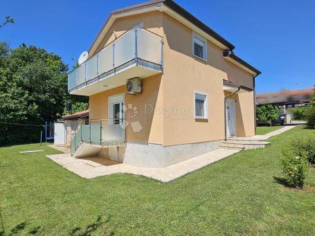 Obiteljska kuća u mirnom naselju na 10 min od mora