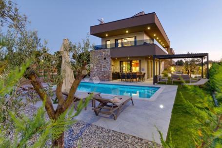 Nova villa s bazenom, saunom i jacuzzijem