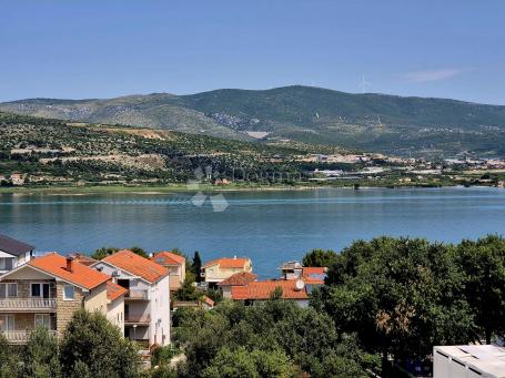 Fantastična lokacija, dvojna kuća sa 3 apartmana samo 250 metara do plažena  