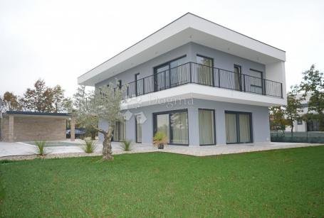 EIN MODERNES HAUS IM BAU