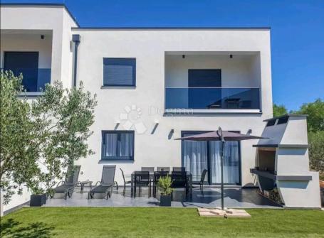 VODICE - atraktivna kuća moderno namještena